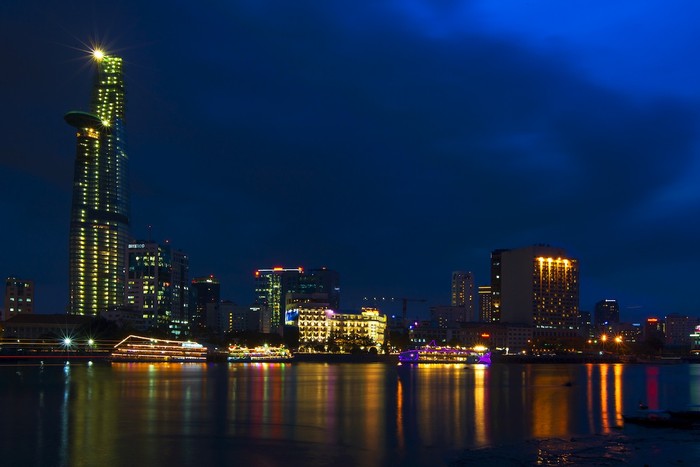 Màn đêm buông xuống, một góc thành phố soi mình dưới dòng sông Sài Gòn lộng gió.
